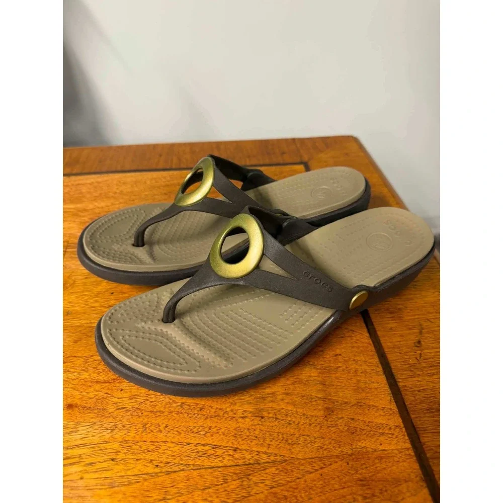 Crocs Women's 8 Sanrah Circle Wedge Sandals Brown Tan Gold Thong Flip Flops